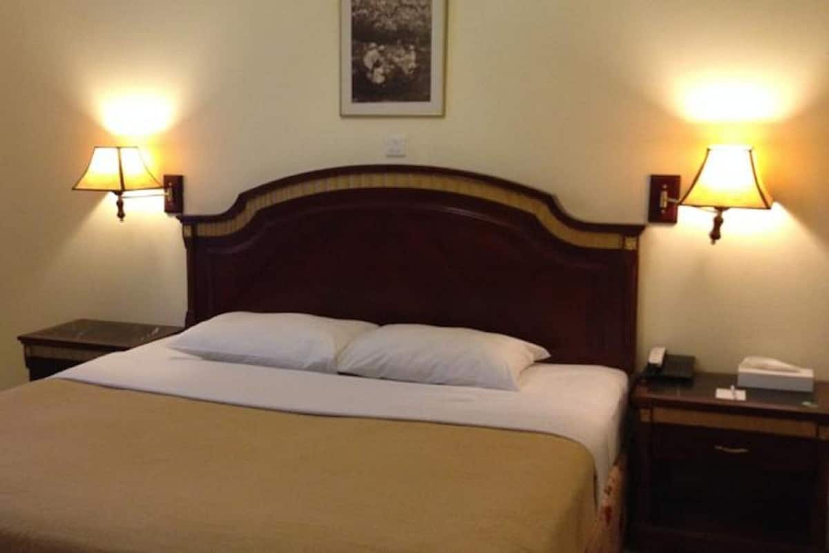 Minibar, in-room safe, desk, iron/ironing board (on request)