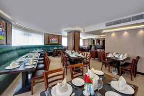 2 restaurants, breakfast, lunch, dinner served; international cuisine 