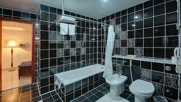 Deluxe Room | Bathroom shower