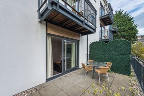 Outdoor dining - Fountain Court Apartments - Harris (Edinburgh)