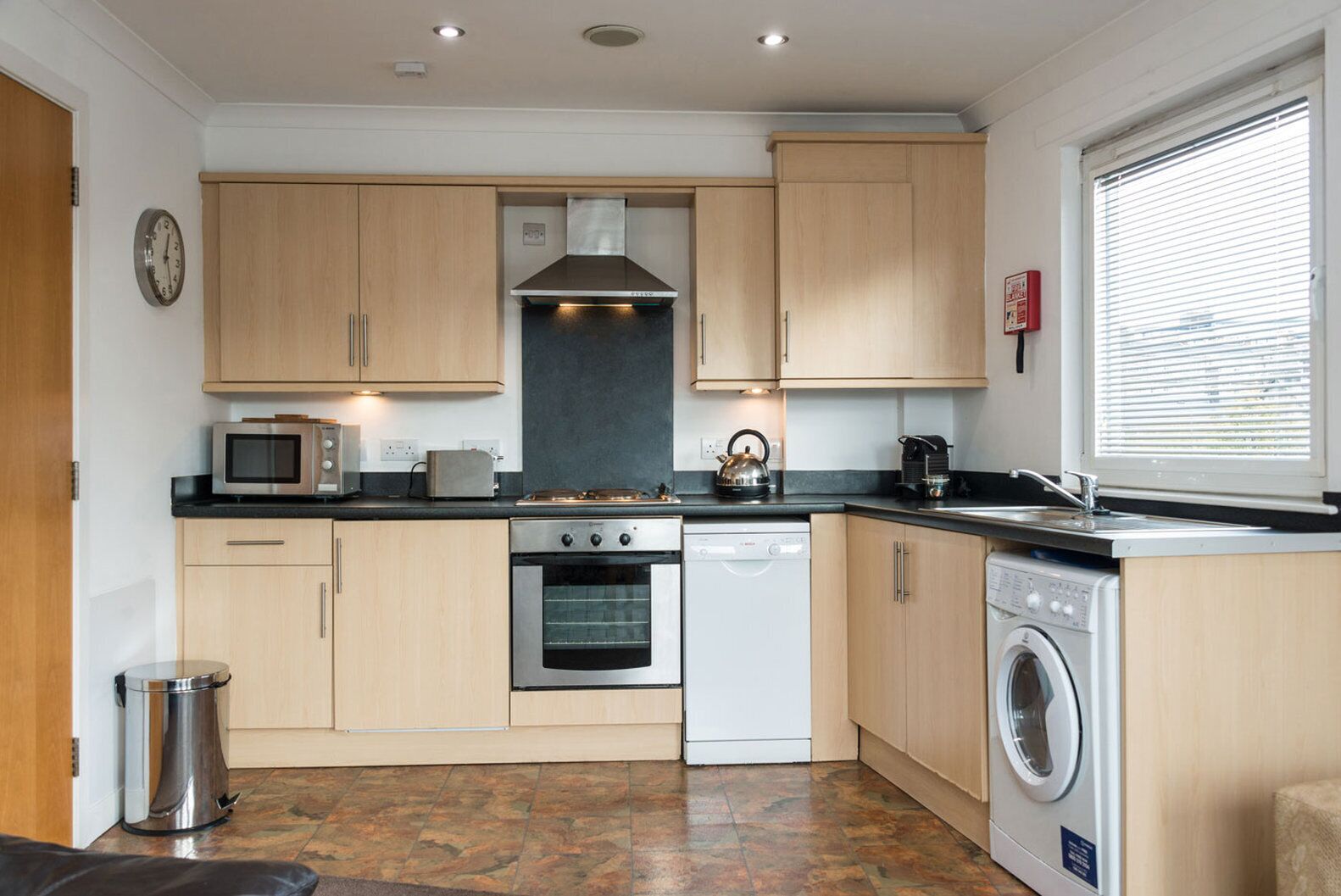 Refrigerador, microondas, parrilla de estufa y lavavajillas 