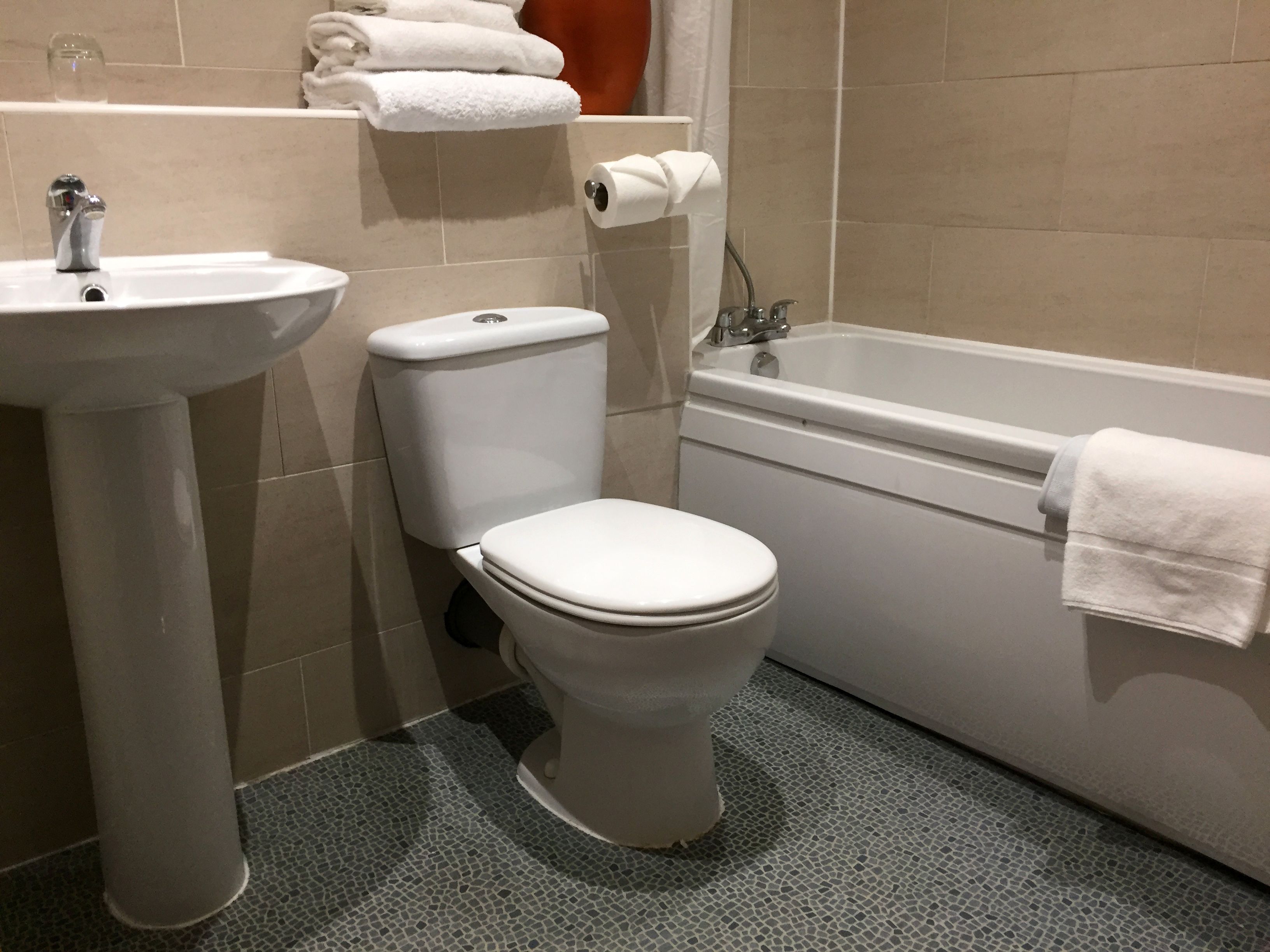 apartment, 2 bedrooms | bathroom | free toiletries, hair dryer, towels