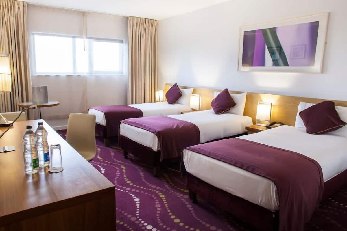 Triple Room | In-room safe, desk, blackout drapes, soundproofing