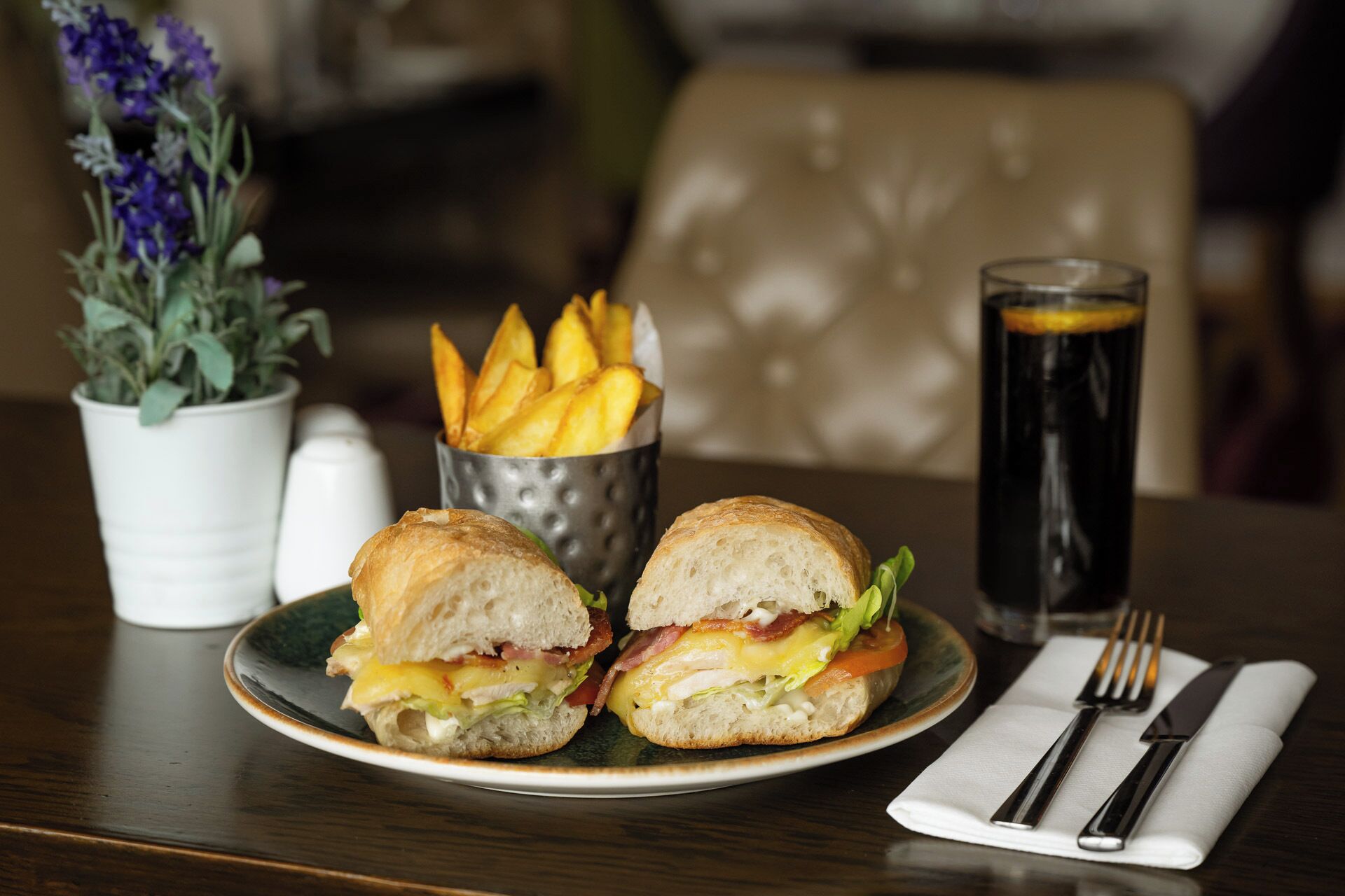 2 restaurants, breakfast served