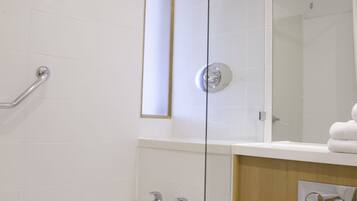 Un baño moderno con bañera, inodoro y cabina de ducha de vidrio.