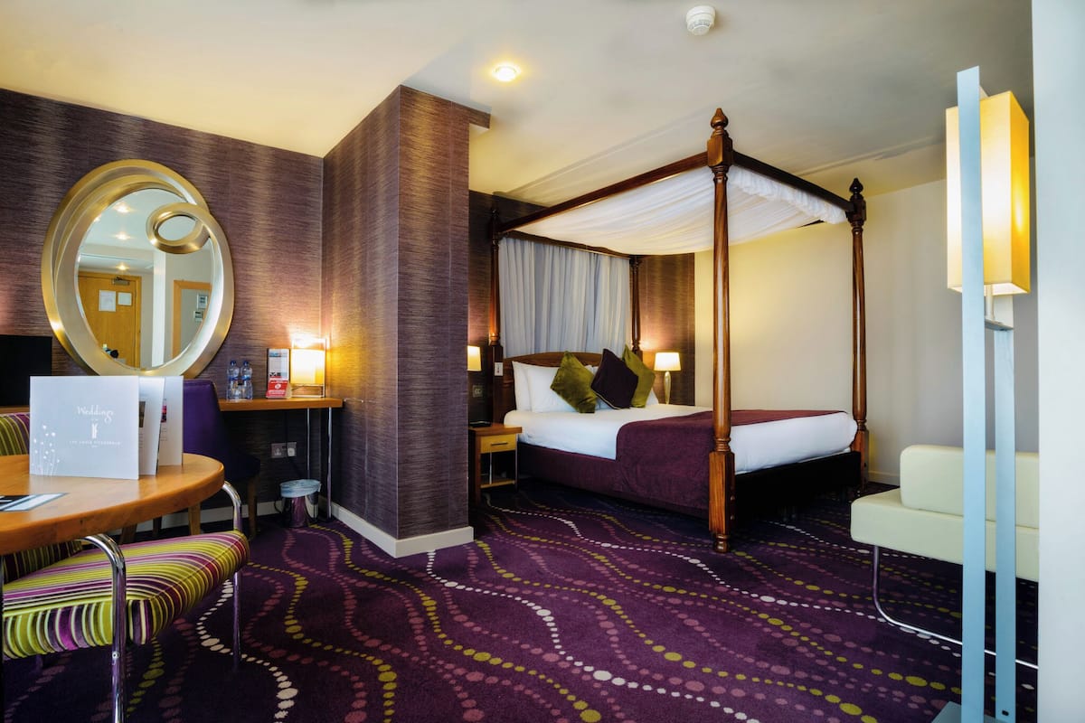 Signature Studio Suite | In-room safe, desk, blackout drapes, soundproofing
