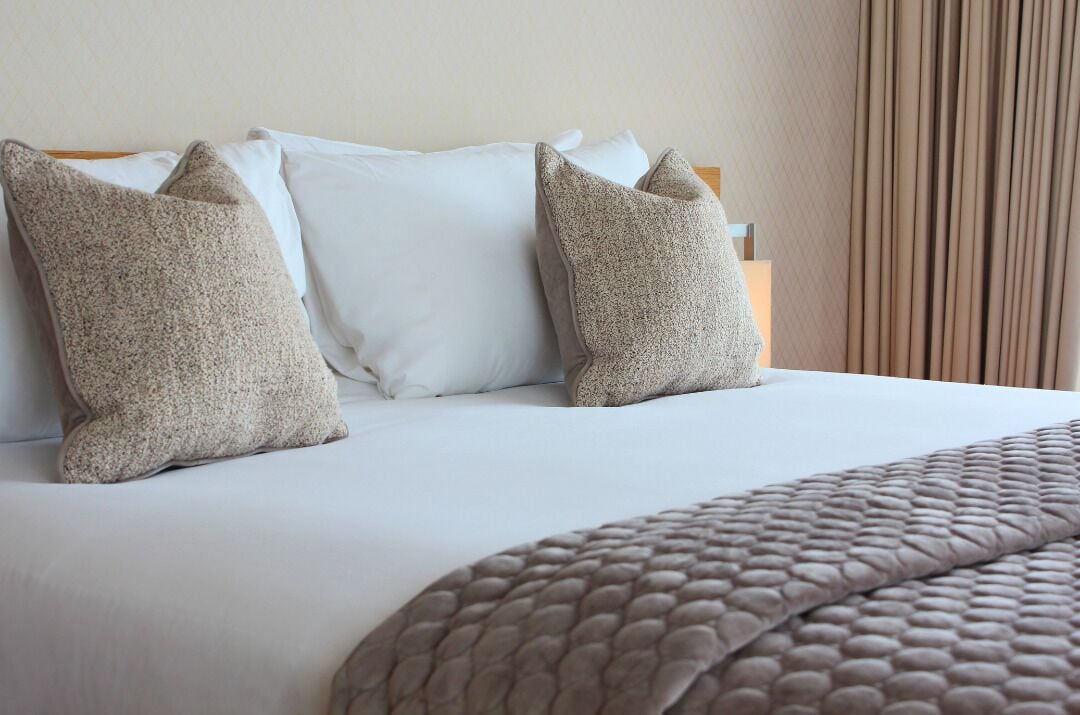 ตู้นิรภัยในห้องพัก, โต๊ะทำงาน, ผ้าม่านกันแสง, ห้องเก็บเสียง