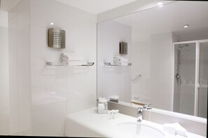 In-room safe, desk, blackout curtains, soundproofing - The Louis Fitzgerald Hotel (Dublin)