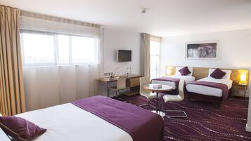 ํจ๋ฐ๋ฆฌ ๋ฃธ | ๊ฐ์ค ๋ด ๊ธ๊ณ , ์ฑ
์, ์๋ง ์ปคํผ, ๋ฐฉ์ ์ค๋น