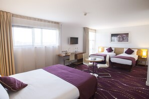 Habitación familiar | Caja de seguridad en la habitación, escritorio y cortinas blackout 