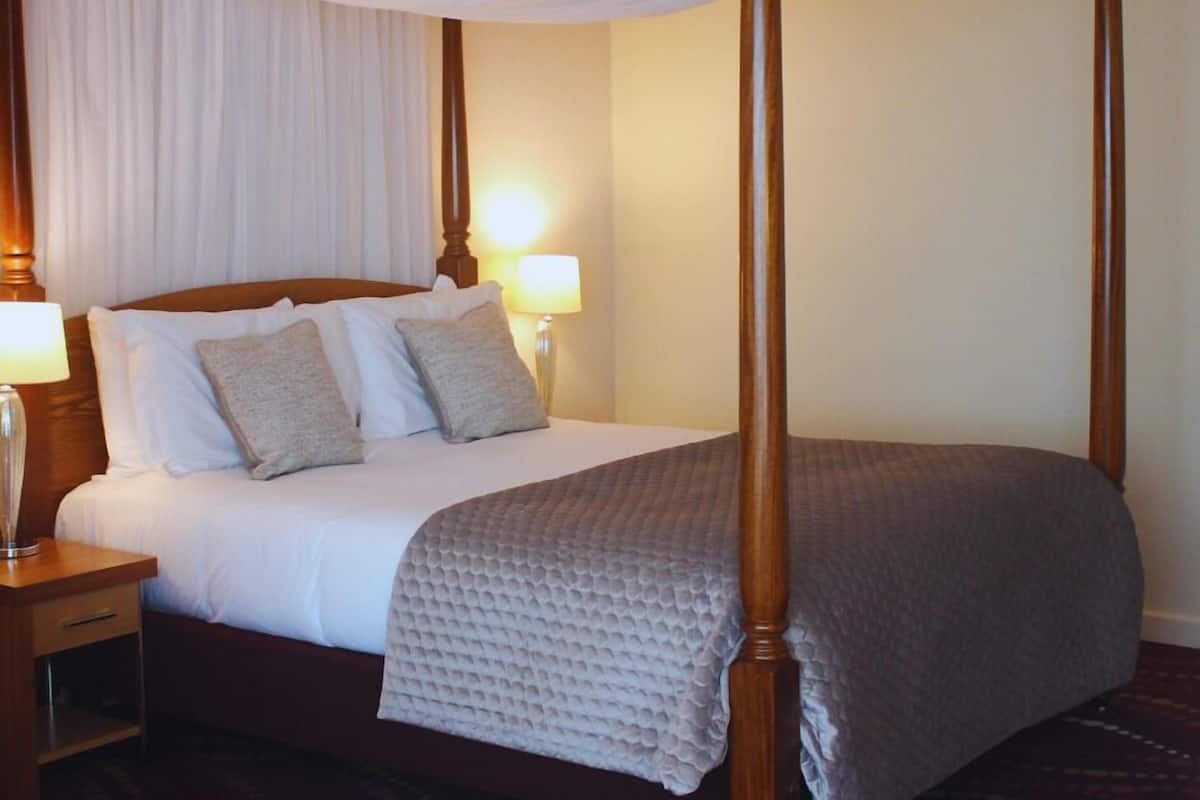 Signature studio suite | Een kluis op de kamer, een bureau, verduisterende gordijnen