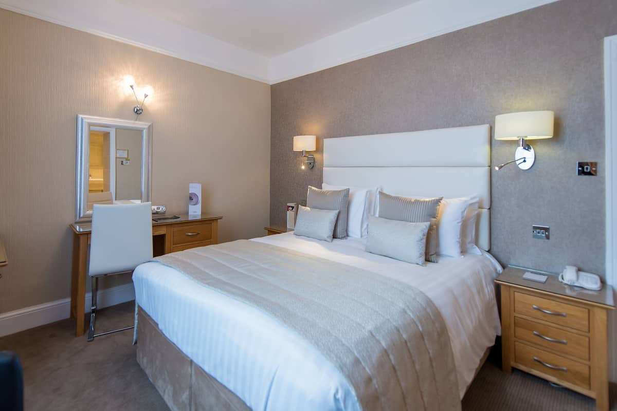 In-room safe, desk, iron/ironing board (on request), WiFi (free)