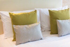 Coffres-forts dans les chambres, bureau, fer et planche à repasser