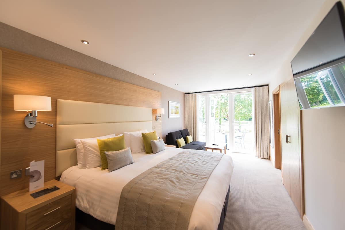 deluxe double or twin room, 1 double bed with sofa bed, balcony, garden view | 1 bedroom, in-room safe, desk, iron/ironing board