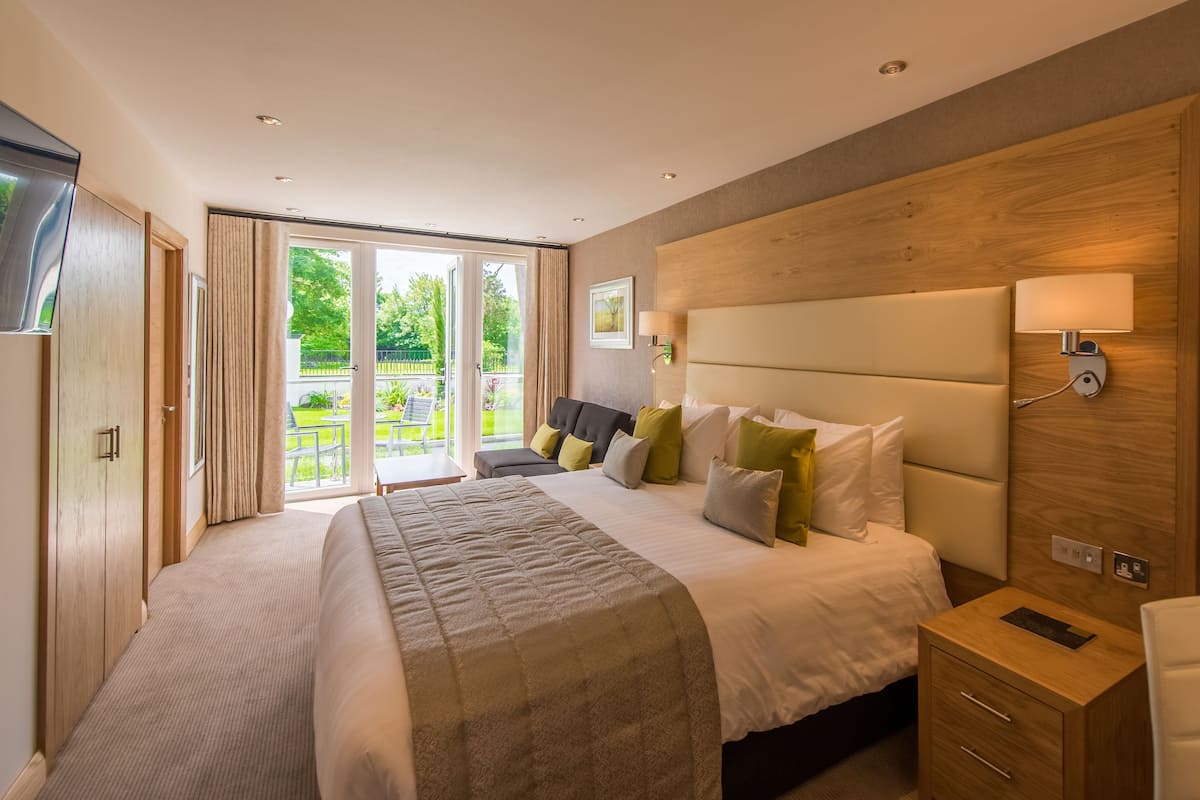 deluxe double or twin room, 1 bedroom, refrigerator | 1 bedroom, in-room safe, desk, iron/ironing board