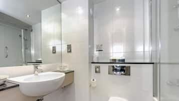 Combined shower/bathtub, designer toiletries, hair dryer, towels