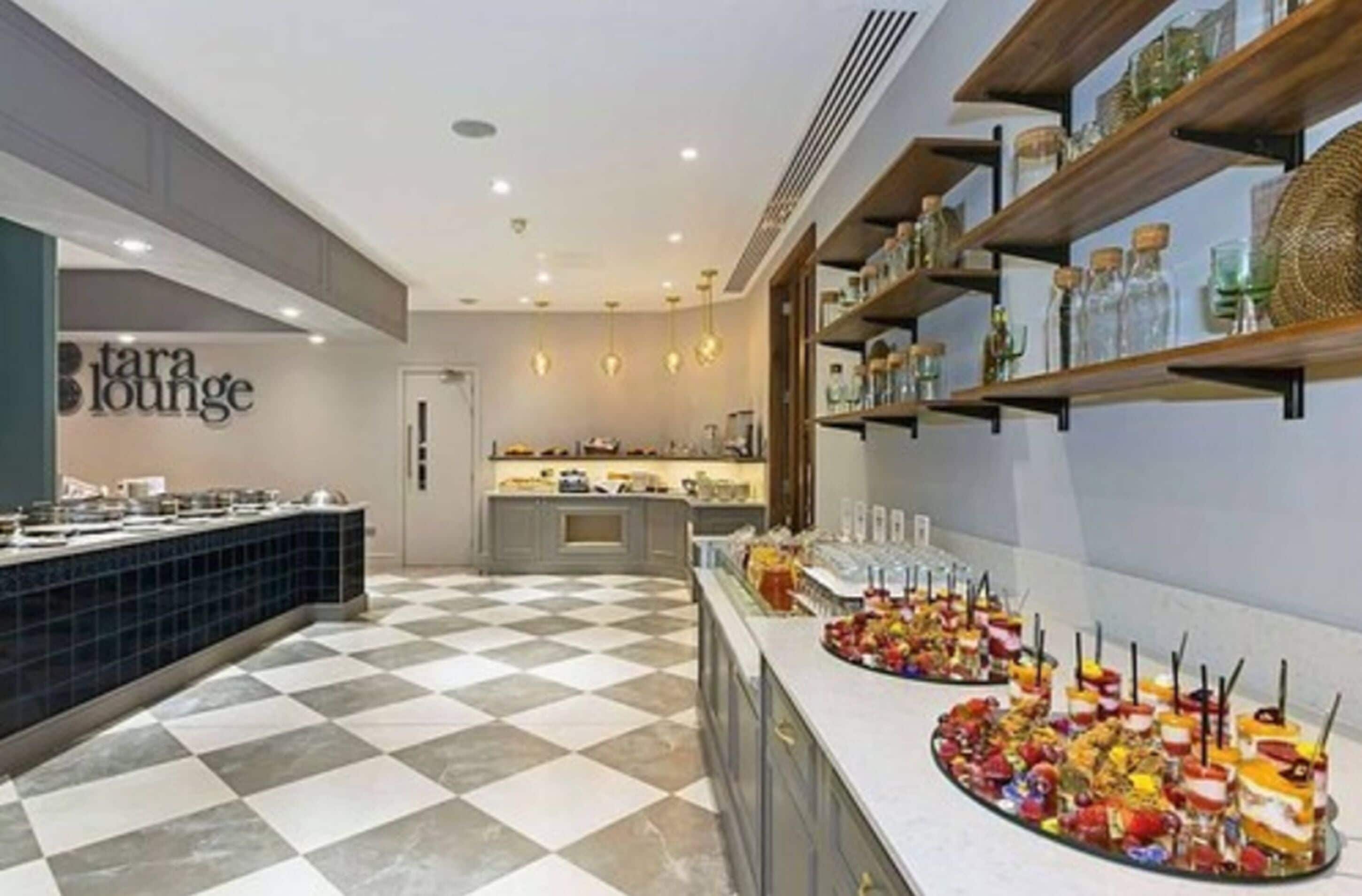 Café da manhã completo nos fins de semana (EUR 13 por pessoa) 