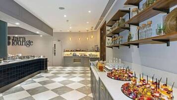 Full breakfast on weekends (EUR 13 per person)