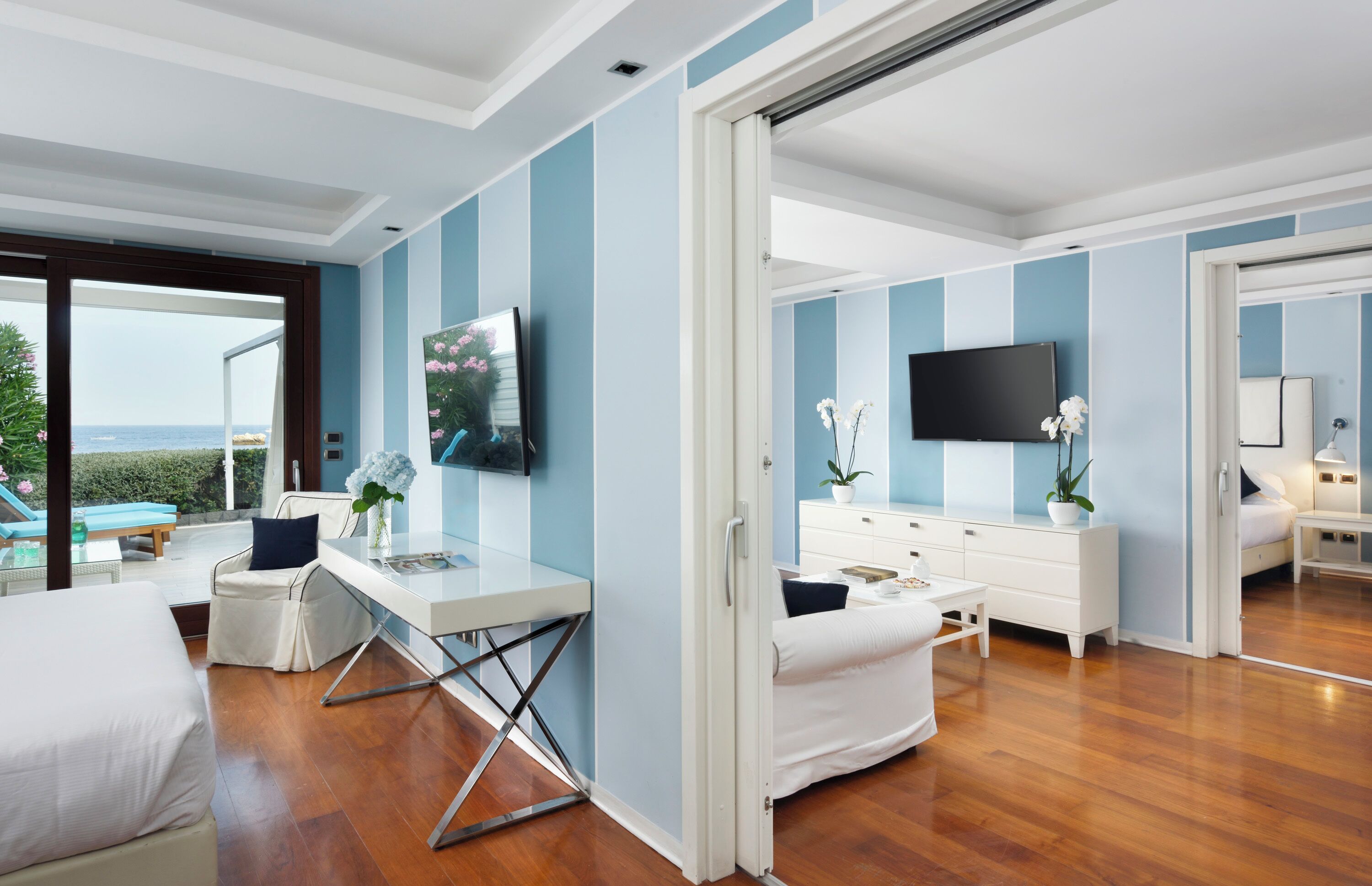 Suite con Vasca Idromassaggio Vista Mare | Minibar, in-room safe, desk, laptop workspace