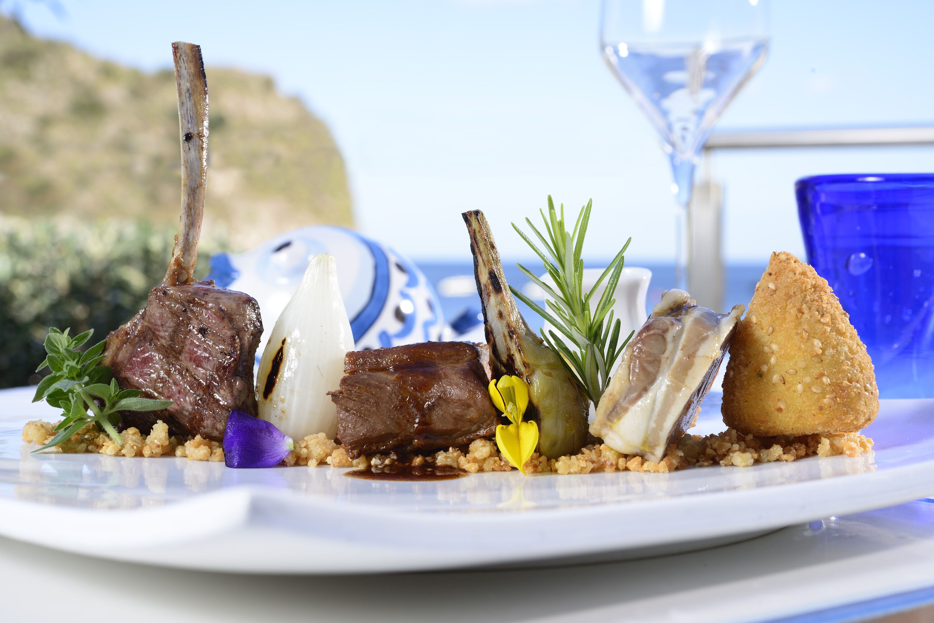 2 restaurants, breakfast served