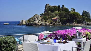2 restaurants; breakfast served