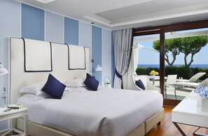 Deluxe room with sea view | Minibar, in-room safe, desk, laptop workspace - La Plage Resort (Taormina)