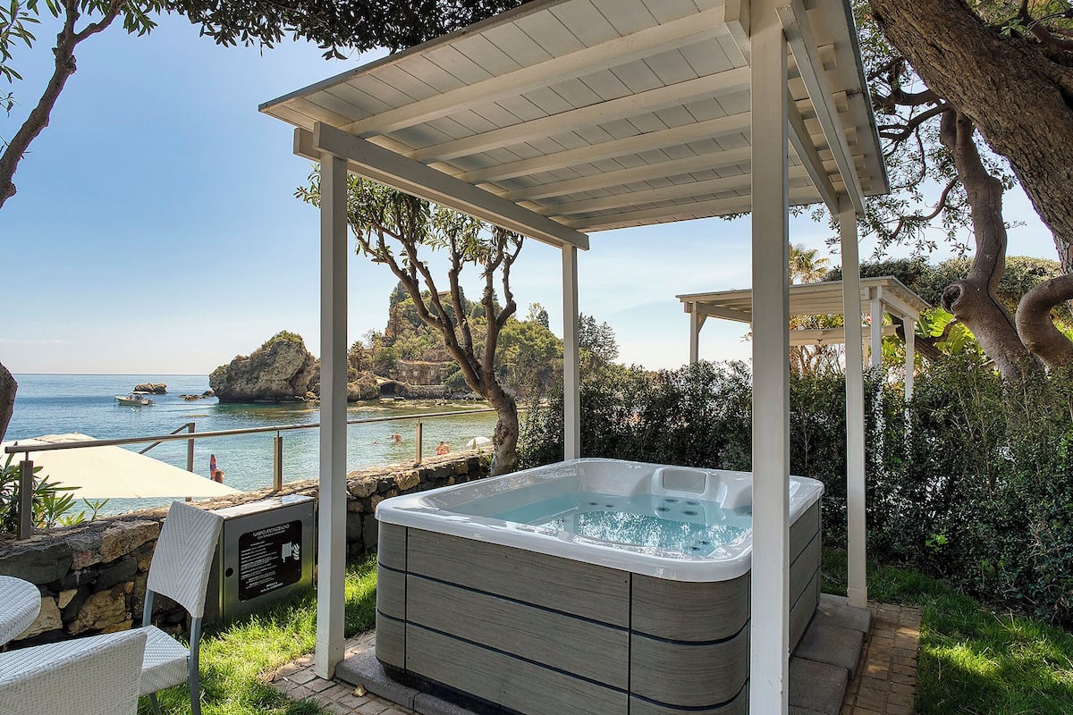 Superior Room with Sea View and Jacuzzi | Minibar, in-room safe, desk, laptop workspace