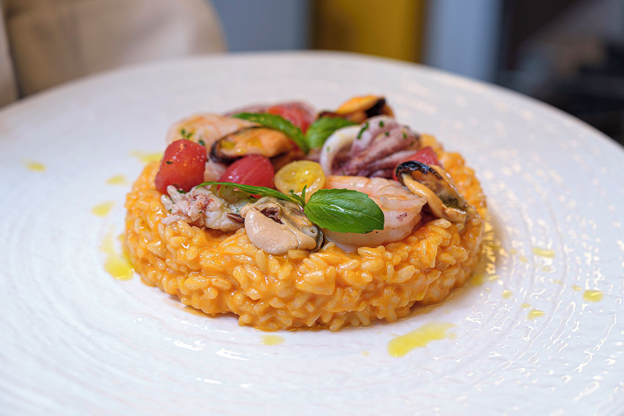 Un plato de risotto con mariscos y verduras.