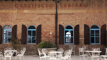 Se sirven cenas y cocina local; con vista a la alberca