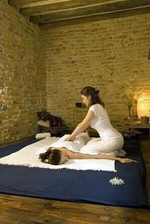 Sauna, hot tub, steam room, Turkish bath/hammam, body treatments
