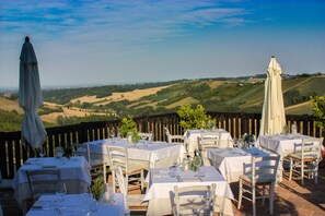 Aperto a cena, cucina locale, con vista sulla piscina 