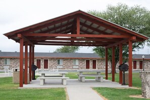 BBQ/picnic Area - Regency Inn Hondo (Hondo)