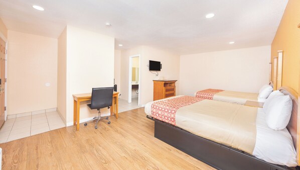 Premium bedding, iron/ironing board, free WiFi, bed sheets - Regency Inn Hondo (Hondo)