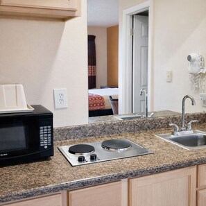 Standard Room, 1 King Bed, Non Smoking, Kitchenette | Private kitchenette