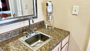 Private kitchenette - Regency Inn Hondo (Hondo)