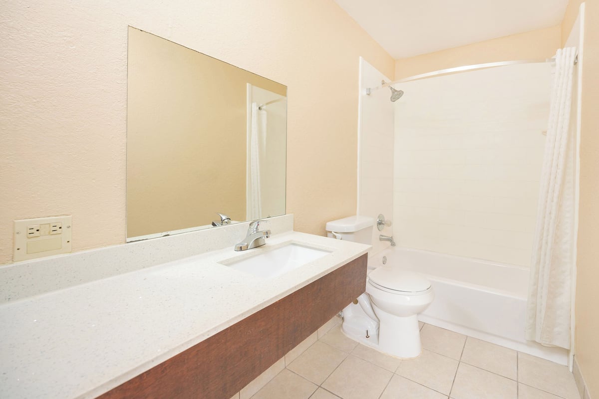 Combined shower/tub, hair dryer, towels