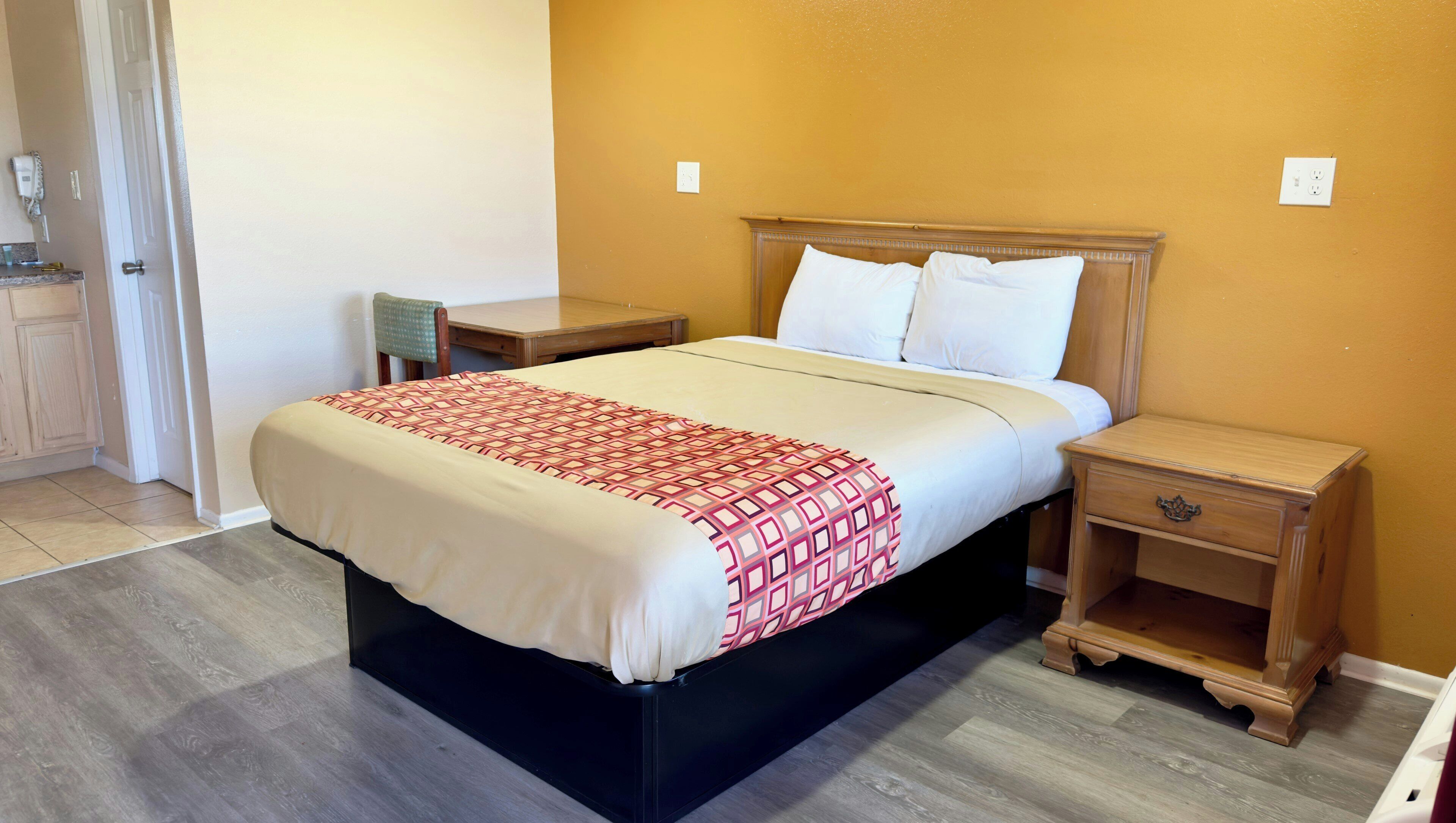 Habitación estándar, 1 cama King size, para no fumadores, cocineta | Ropa de cama de alta calidad y tabla de planchar con plancha 