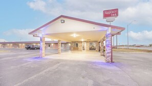 Property entrance - Regency Inn Hondo (Hondo)