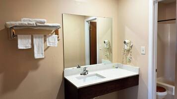 Combined shower/tub, hair dryer, towels