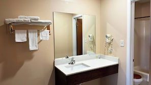 Ensemble baignoire-douche, séchoir à cheveux, serviettes fournies