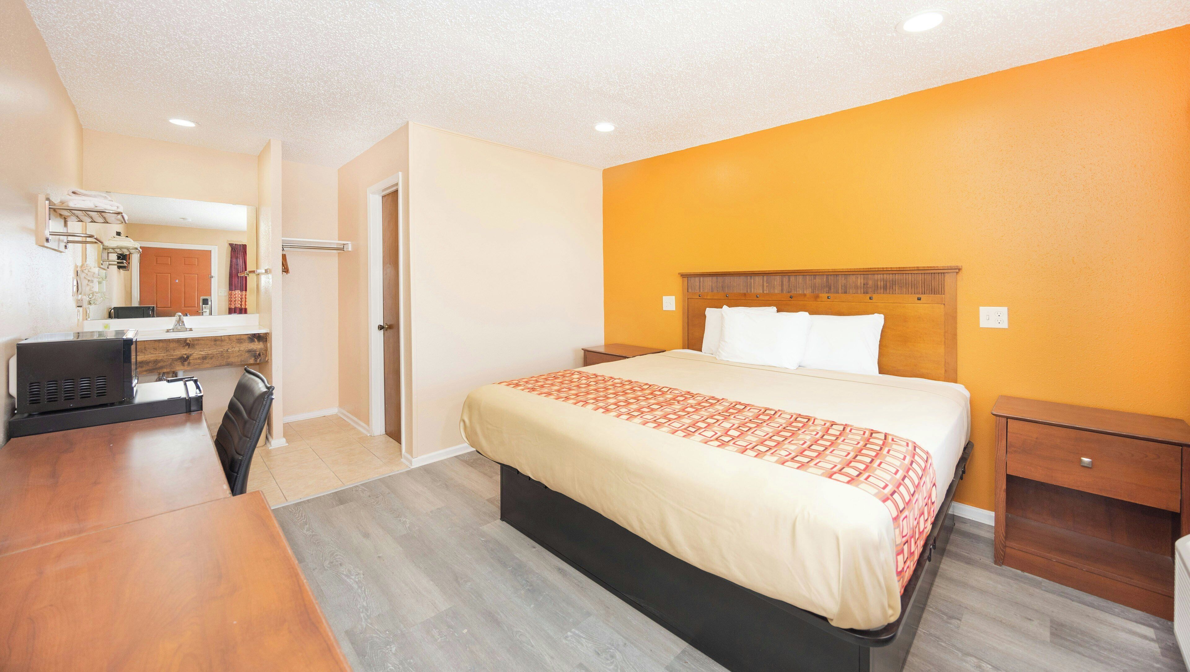 Premium bedding, iron/ironing board, free WiFi, bed sheets