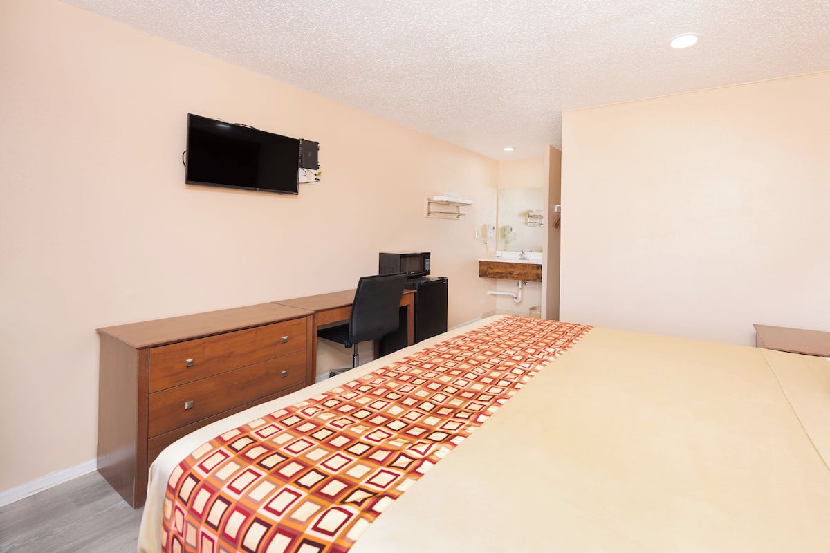 Premium bedding, iron/ironing board, free WiFi, bed sheets