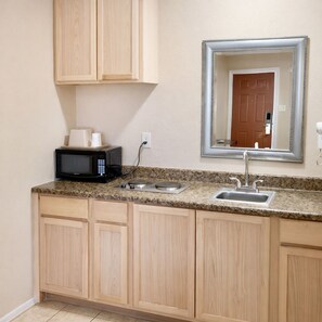 Standard Room, 1 King Bed, Non Smoking, Kitchenette | Premium bedding, iron/ironing board, free WiFi, bed sheets