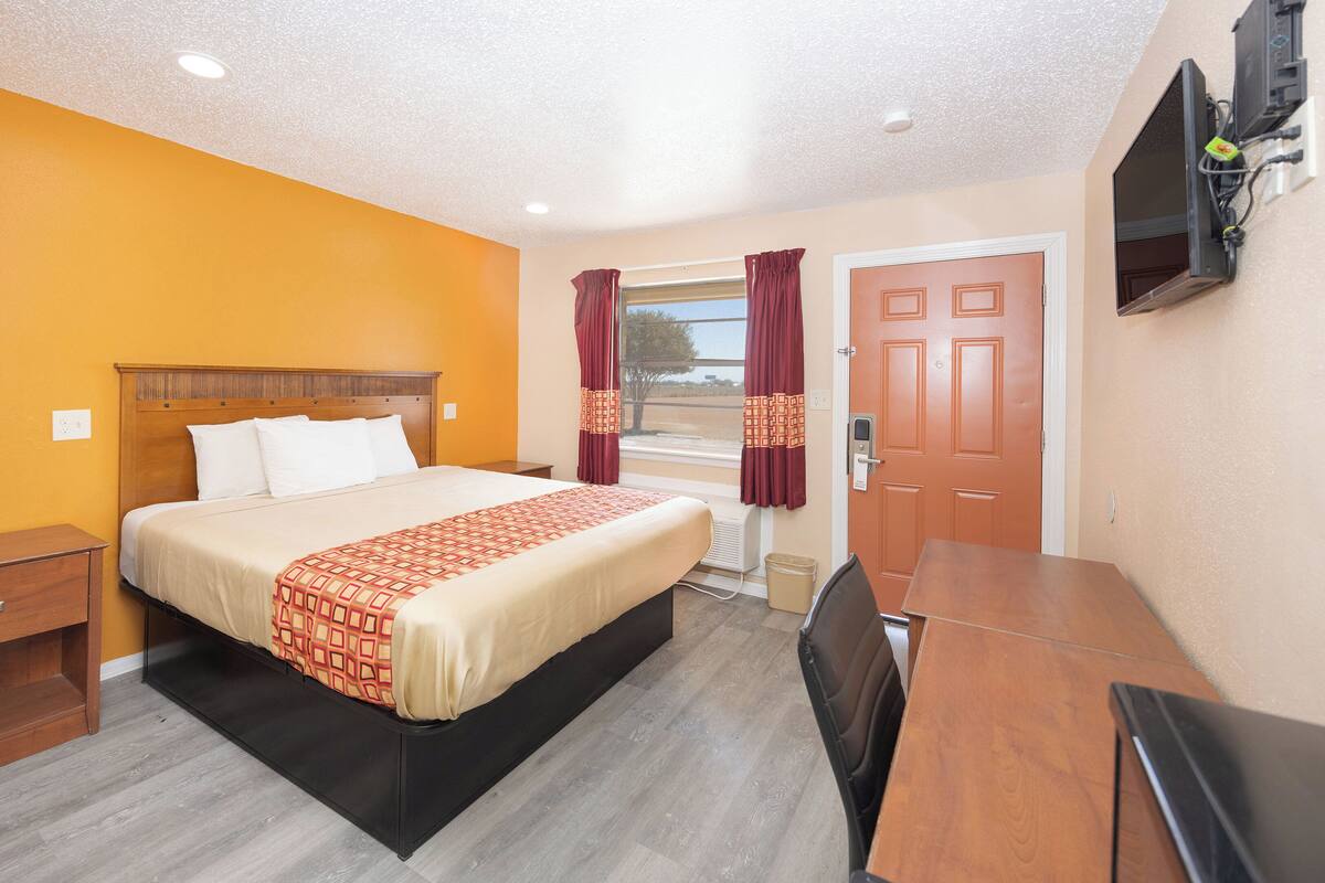 Premium bedding, iron/ironing board, free WiFi, bed sheets