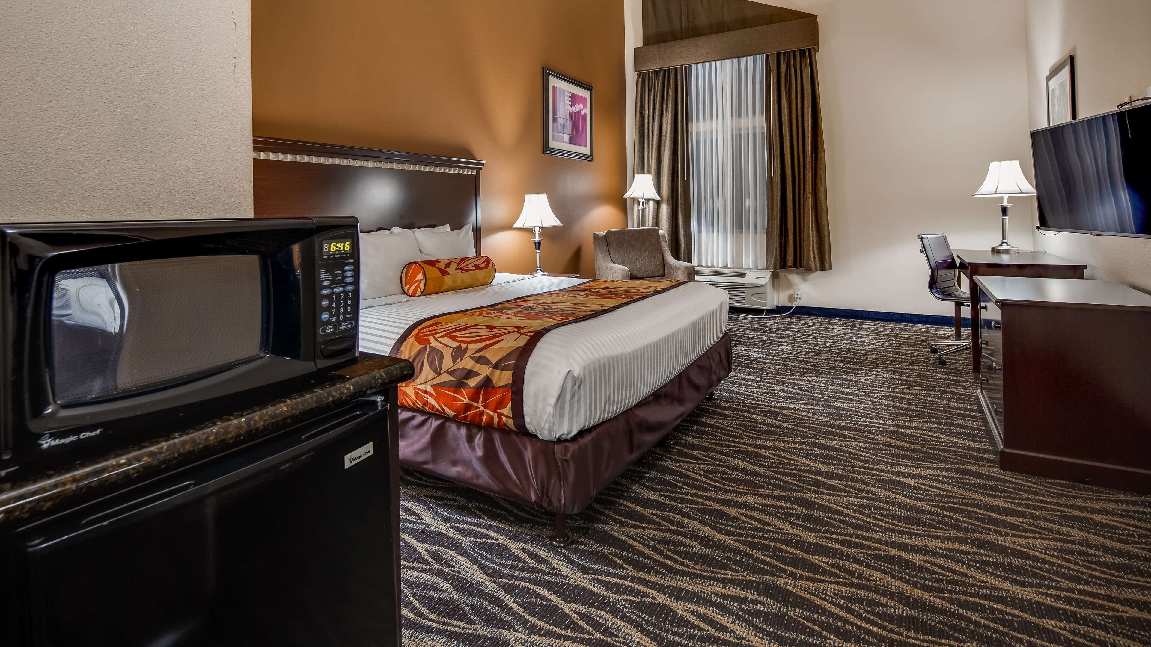 standard room, 1 queen bed, accessible, refrigerator & microwave | premium bedding, pillow-top beds, desk, blackout curtains