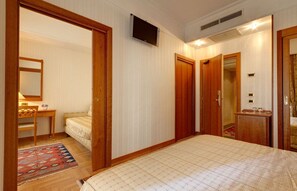 Minibar, Zimmersafe, Schreibtisch, laptopgeeigneter Arbeitsplatz