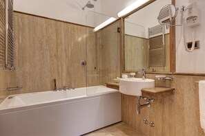 Dobbeltrom | Bad | Dusj, hårføner, bidé og håndklær