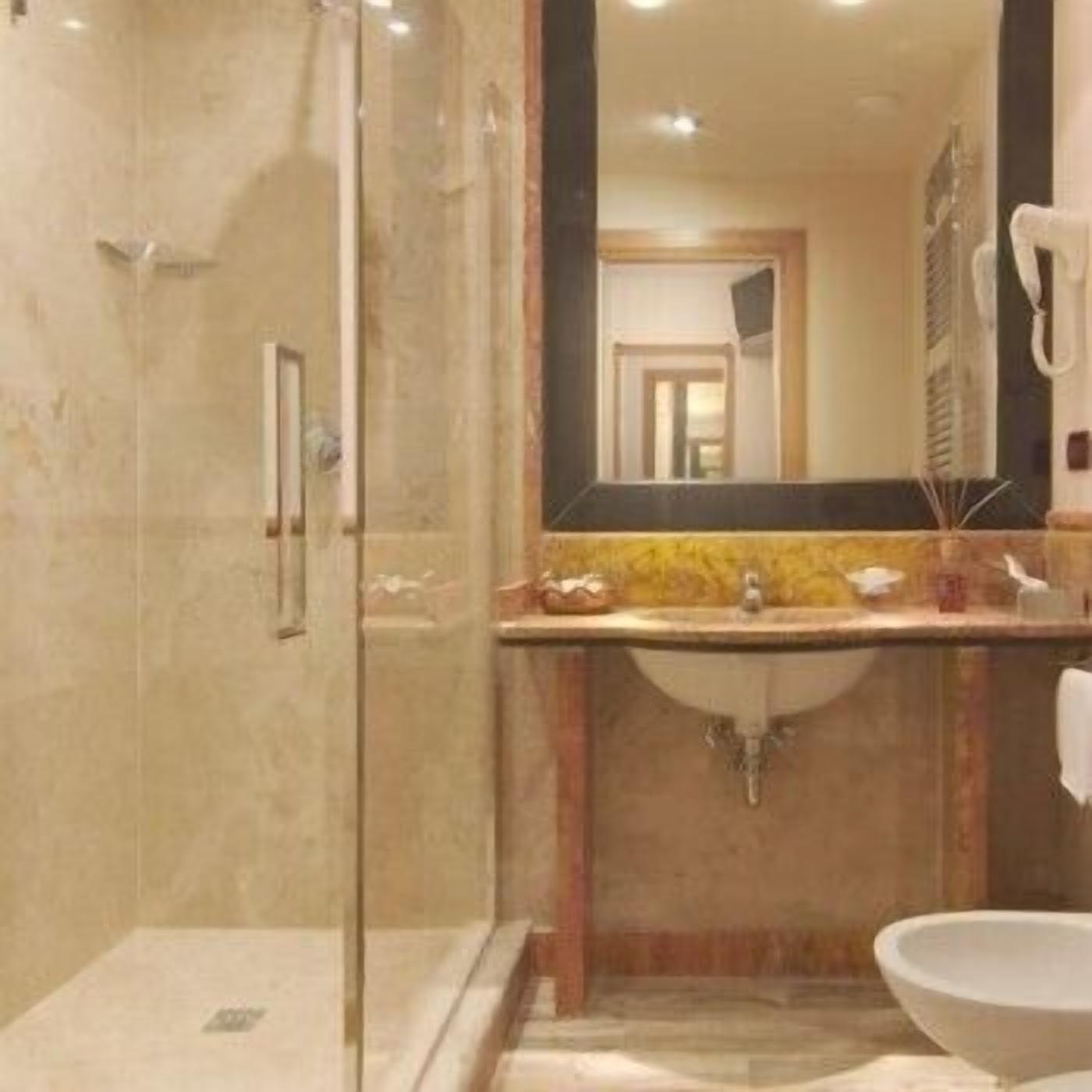 ห้องดับเบิลสำหรับพักเดี่ยว | ห้องน้ำ | ฝักบัว, ไดร์เป่าผม, โถสุขภัณฑ์แบบบิเดท์, ผ้าเช็ดตัว