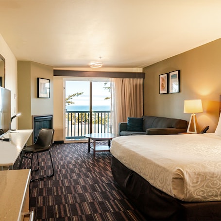 Individually furnished, desk, laptop workspace, blackout drapes. Inn at Wecoma