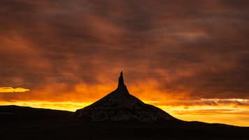 Silueta de montañas contra un cielo al atardecer.